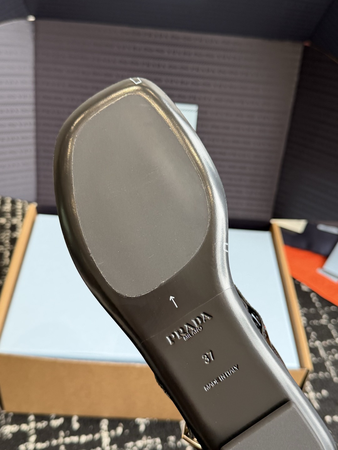 东莞代购级(注意细节 非市场普通版本)Prada 普拉达 26ss 春夏新款 夹脚 系带凉鞋 简约凉鞋 东莞代购级(注意细节 非市场普通版本)Prada 普拉达 26ss 春夏新款 夹脚 系带凉鞋 简约凉鞋