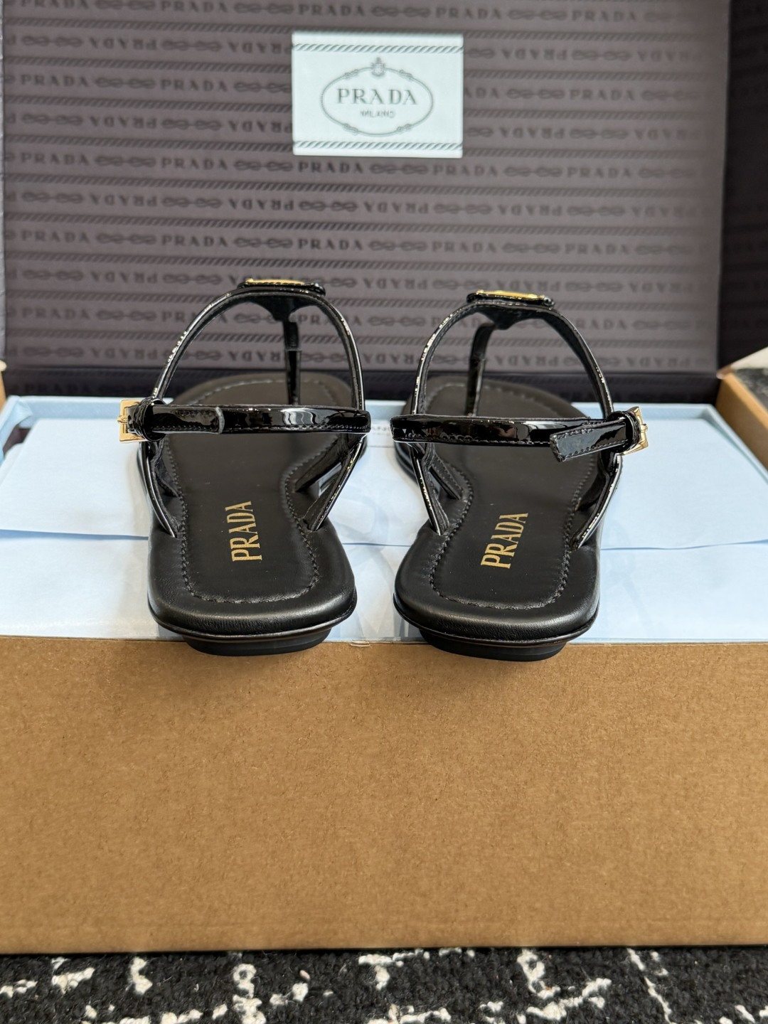 东莞代购级(注意细节 非市场普通版本)Prada 普拉达 26ss 春夏新款 夹脚 系带凉鞋 简约凉鞋 东莞代购级(注意细节 非市场普通版本)Prada 普拉达 26ss 春夏新款 夹脚 系带凉鞋 简约凉鞋
