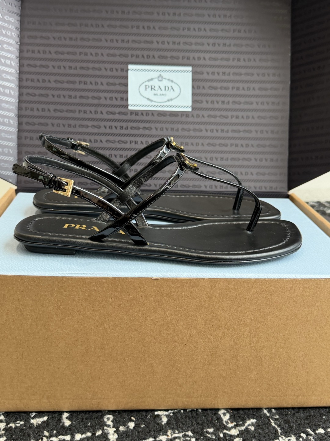 东莞代购级(注意细节 非市场普通版本)Prada 普拉达 26ss 春夏新款 夹脚 系带凉鞋 简约凉鞋 东莞代购级(注意细节 非市场普通版本)Prada 普拉达 26ss 春夏新款 夹脚 系带凉鞋 简约凉鞋