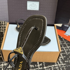 东莞代购级(注意细节 非市场普通版本)Prada 普拉达 26ss 春夏新款 夹脚 系带凉鞋 简约凉鞋 东莞代购级(注意细节 非市场普通版本)Prada 普拉达 26ss 春夏新款 夹脚 系带凉鞋 简约凉鞋