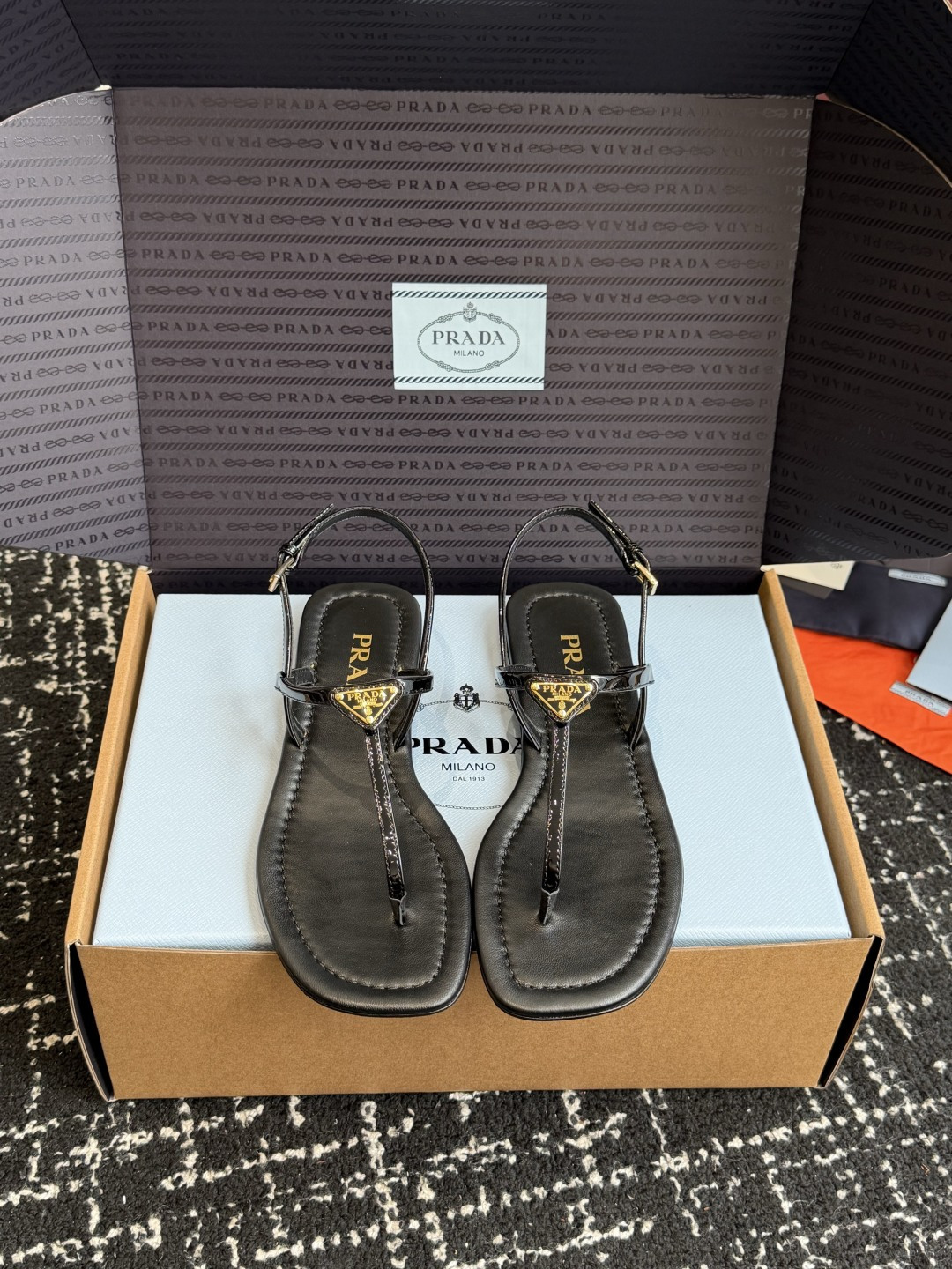东莞代购级（注意细节 非市场普通版本）Prada 普拉达 26ss 春夏新款 夹脚 系带凉鞋 简约凉鞋 