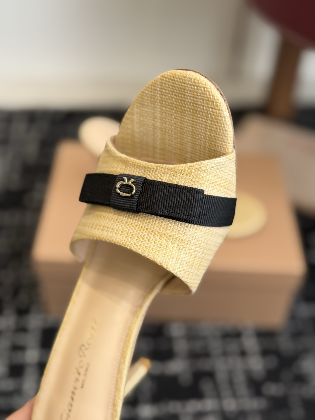 代购级gianvito rossi26春夏度假风系列简洁的撞色搭配，原版开模五金非常精致，搭配起来凉风习