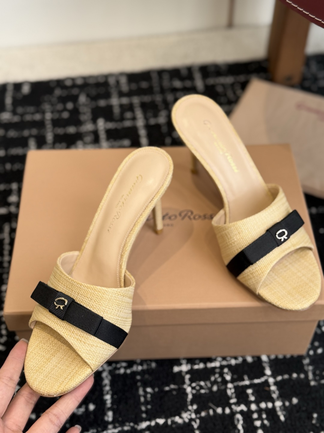 代购级gianvito rossi26春夏度假风系列简洁的撞色搭配，原版开模五金非常精致，搭配起来凉风习