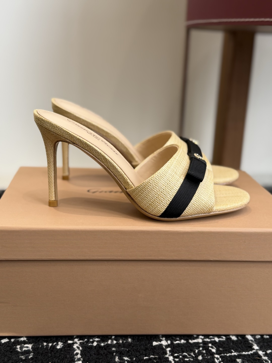 代购级gianvito rossi26春夏度假风系列简洁的撞色搭配，原版开模五金非常精致，搭配起来凉风习