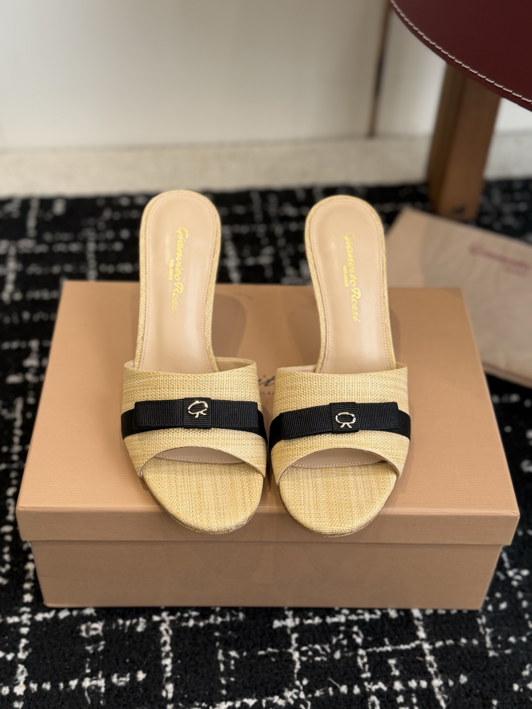 代购级gianvito rossi26春夏度假风系列简洁的撞色搭配，原版开模五金非常精致，搭配起来凉风习