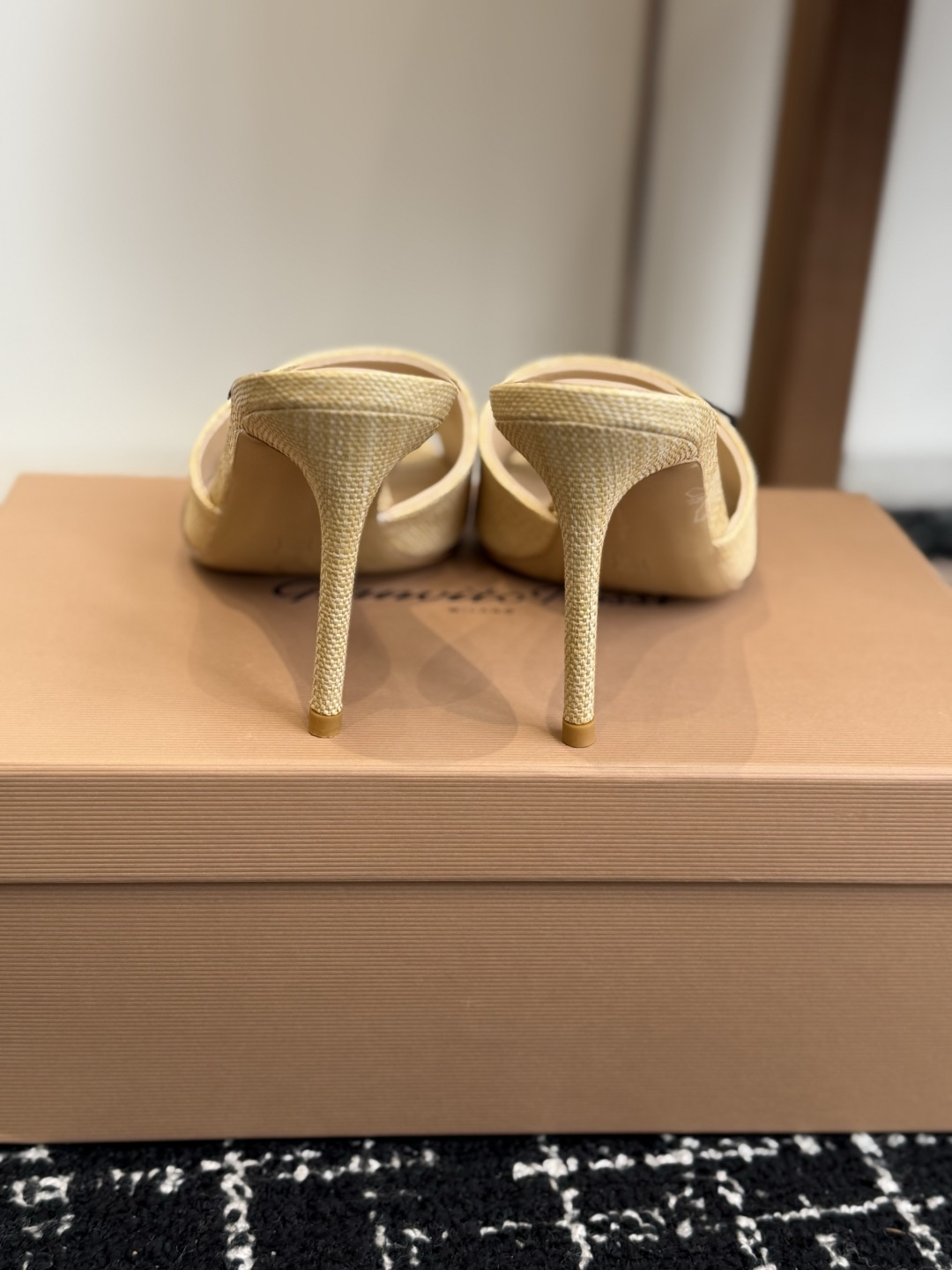 代购级gianvito rossi26春夏度假风系列简洁的撞色搭配，原版开模五金非常精致，搭配起来凉风习
