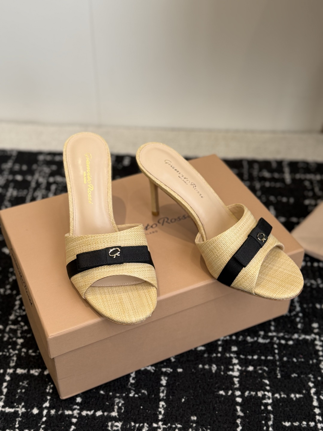 代购级gianvito rossi26春夏度假风系列简洁的撞色搭配，原版开模五金非常精致，搭配起来凉风习