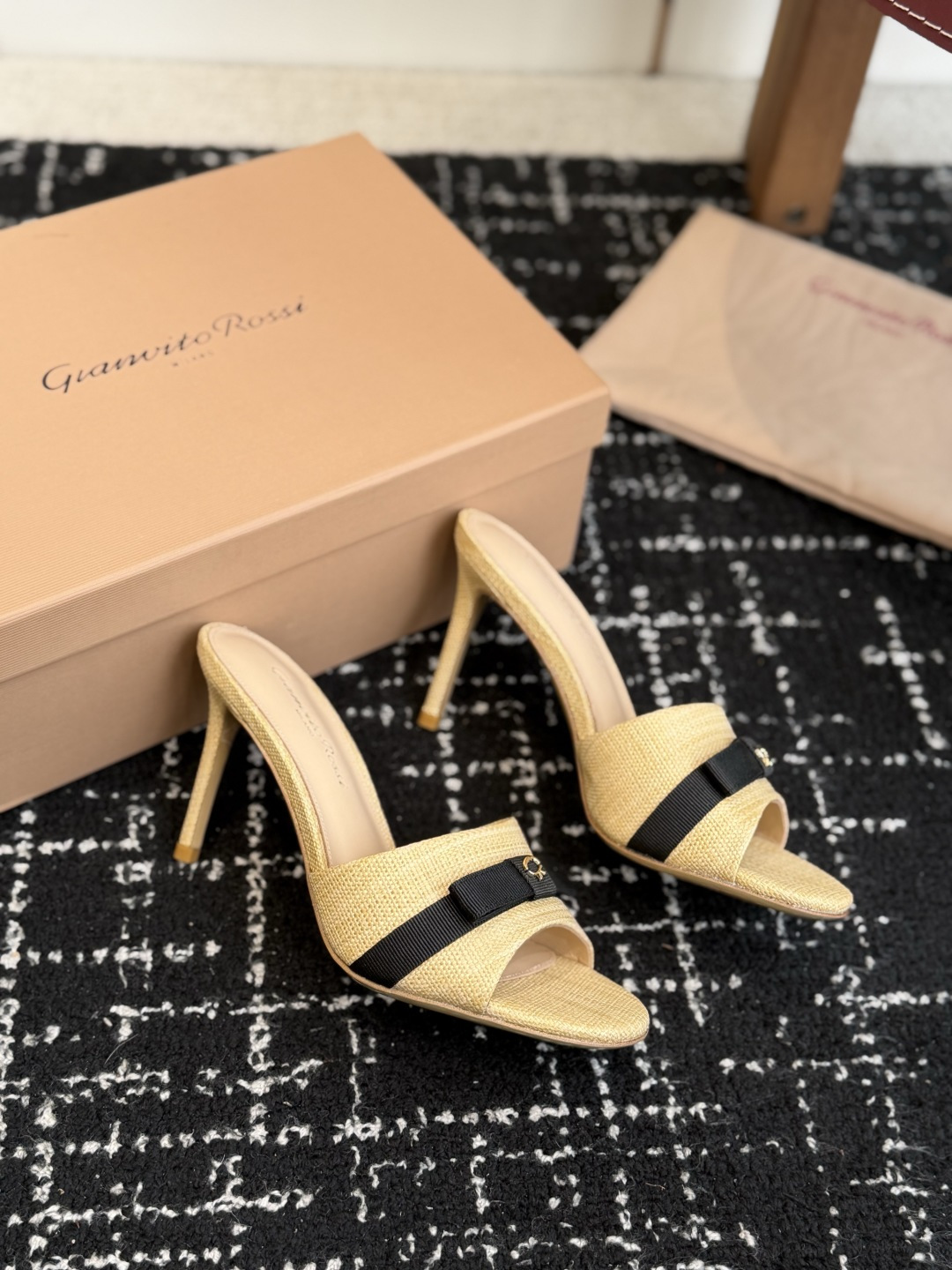 代购级gianvito rossi26春夏度假风系列简洁的撞色搭配，原版开模五金非常精致，搭配起来凉风习