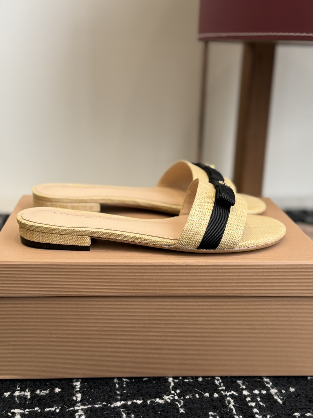 代购级gianvito rossi26春夏度假风系列简洁的撞色搭配，原版开模五金非常精致，搭配起来凉风习
