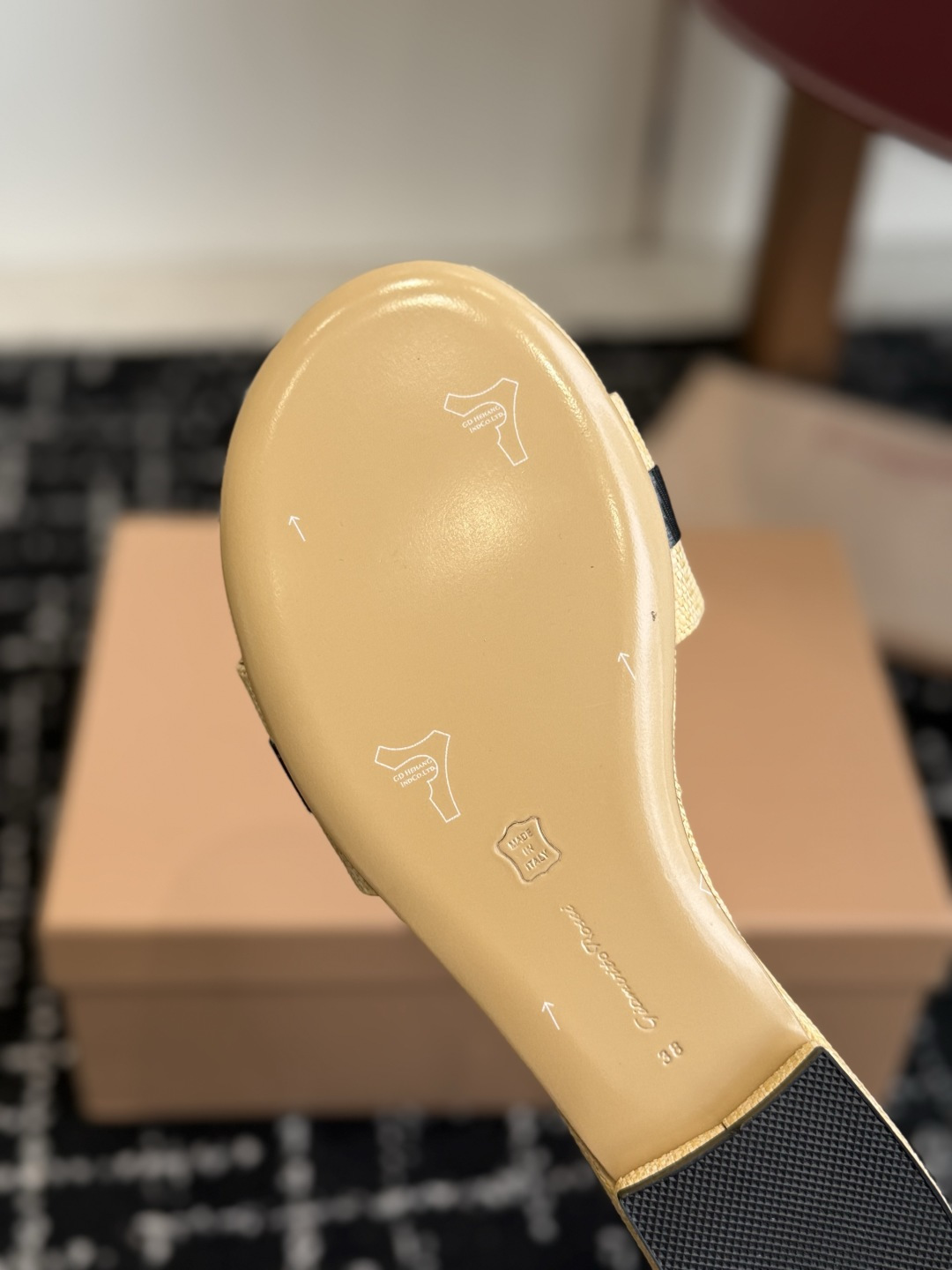 代购级gianvito rossi26春夏度假风系列简洁的撞色搭配，原版开模五金非常精致，搭配起来凉风习