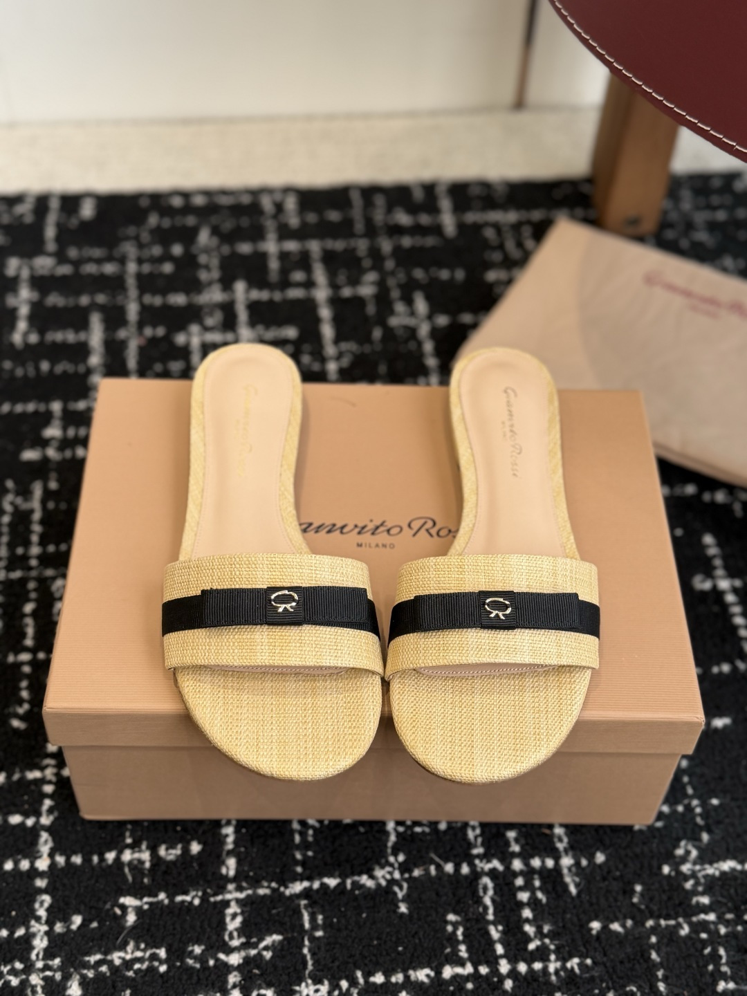 代购级gianvito rossi26春夏度假风系列简洁的撞色搭配，原版开模五金非常精致，搭配起来凉风习