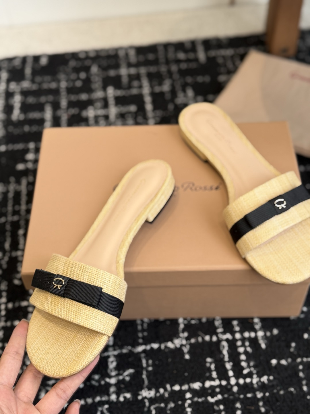 代购级gianvito rossi26春夏度假风系列简洁的撞色搭配，原版开模五金非常精致，搭配起来凉风习