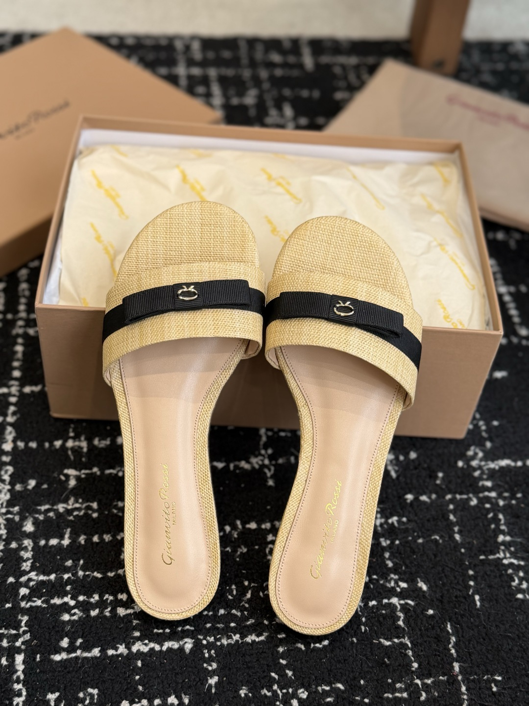代购级gianvito rossi26春夏度假风系列简洁的撞色搭配，原版开模五金非常精致，搭配起来凉风习