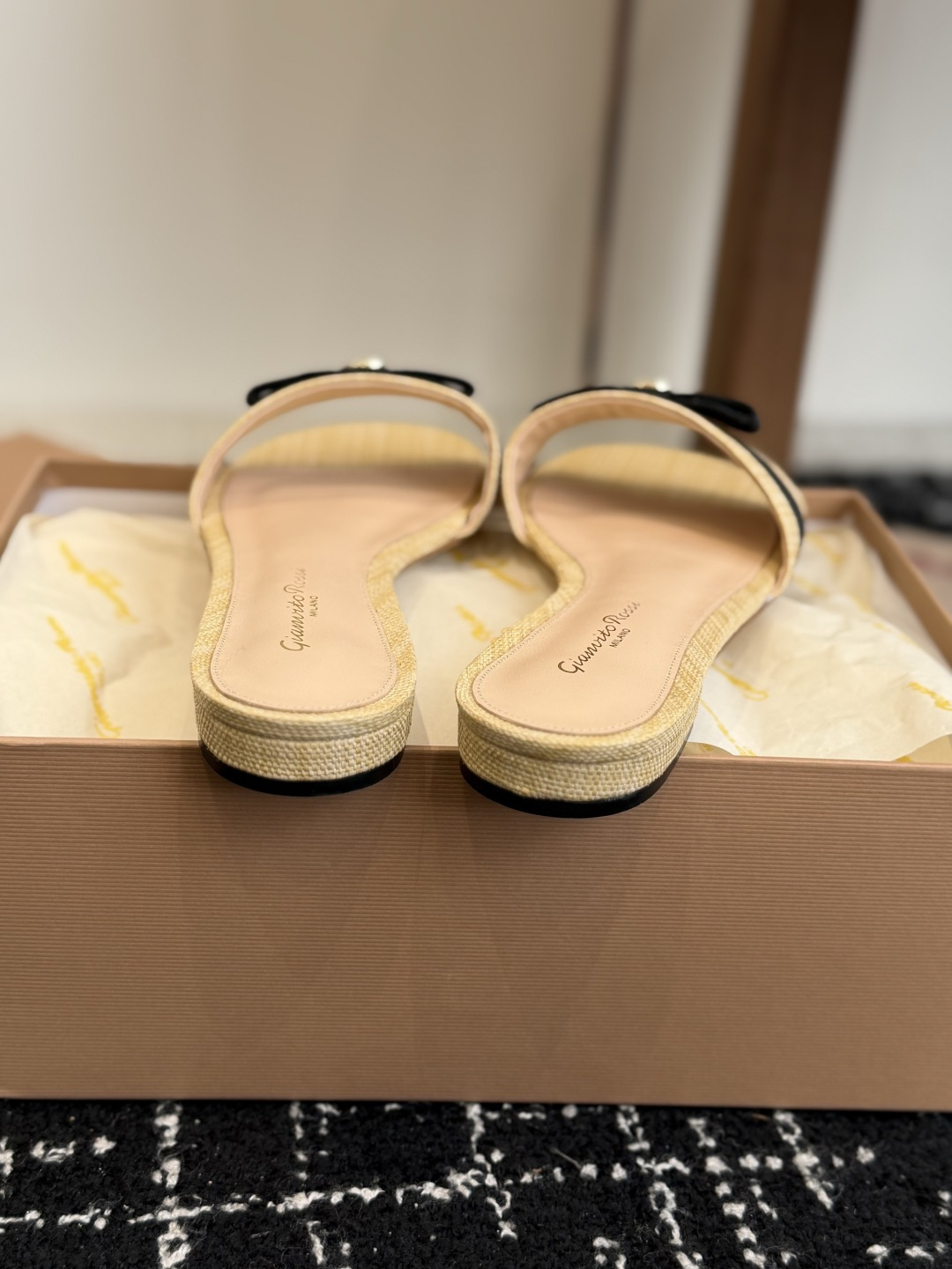 代购级gianvito rossi26春夏度假风系列简洁的撞色搭配，原版开模五金非常精致，搭配起来凉风习