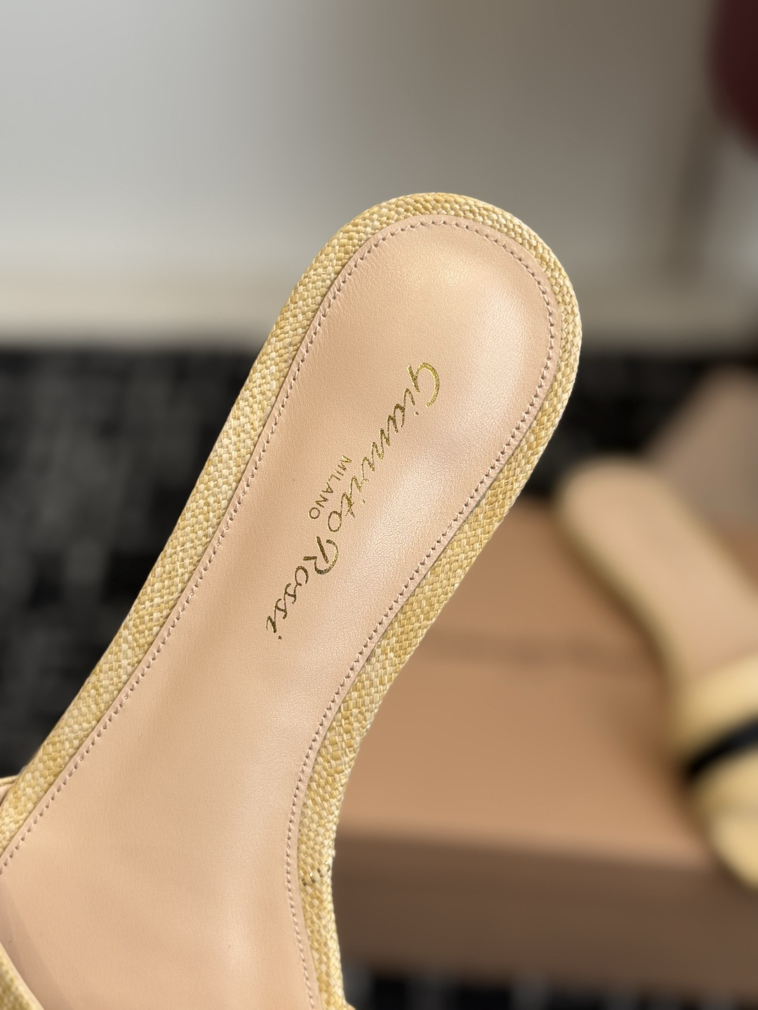 代购级gianvito rossi26春夏度假风系列简洁的撞色搭配，原版开模五金非常精致，搭配起来凉风习