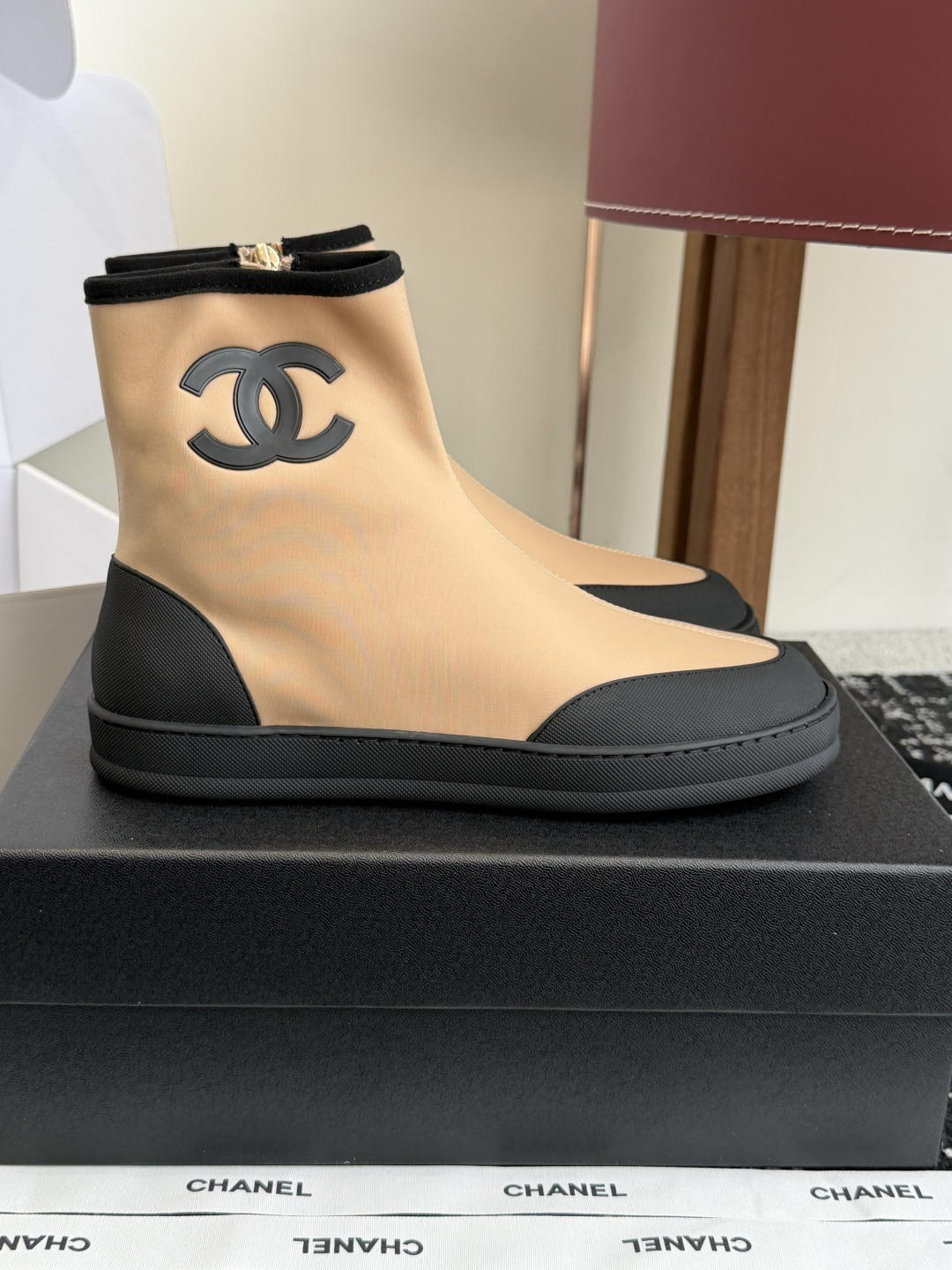 代购级chanel 2026最新款ss爆款白雪公主短靴 白色弹力小羊皮,瘦腿神器,上脚很是惊艳的!巨显高 代购级chanel 2026最新款ss爆款白雪公主短靴 白色弹力小羊皮,瘦腿神器,上脚很是惊艳的!巨显高