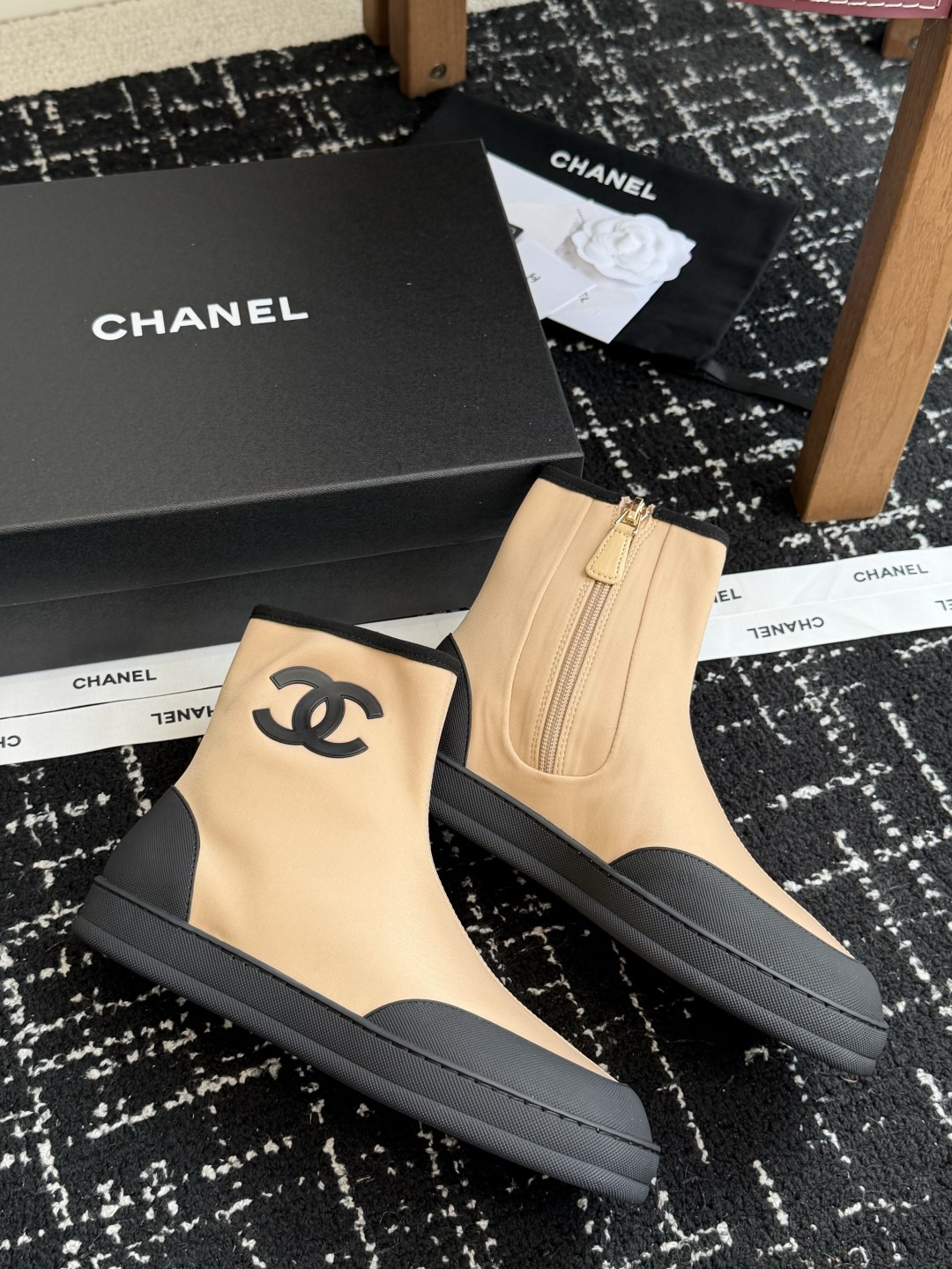 代购级chanel 2026最新款ss爆款白雪公主短靴 白色弹力小羊皮,瘦腿神器,上脚很是惊艳的!巨显高 代购级chanel 2026最新款ss爆款白雪公主短靴 白色弹力小羊皮,瘦腿神器,上脚很是惊艳的!巨显高