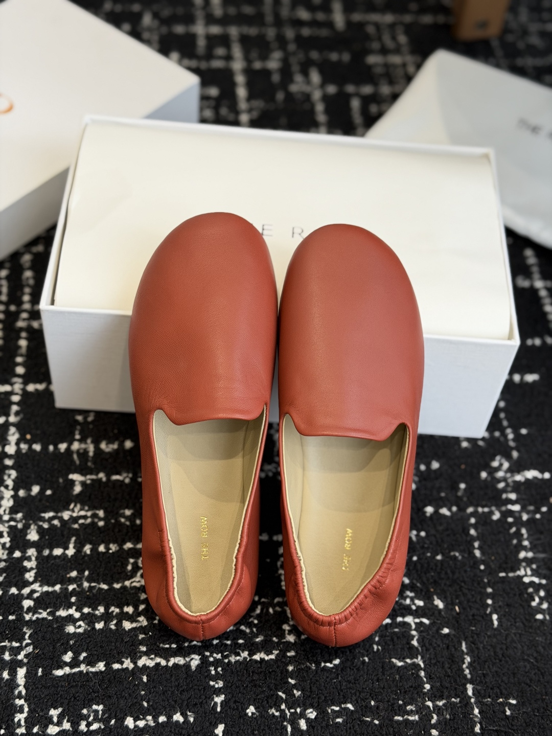 代购级The Row 26ss 春夏季新款 乐福鞋 单鞋 第一眼看到这个鞋子就爱上了，带点复古味随意搭配