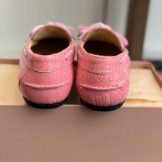 代购级Miu Miu 缪缪2026春夏新款英伦风系带乐福鞋皮革的印记,夸张地表达时光的流逝,传递曾经使用 代购级Miu Miu 缪缪2026春夏新款英伦风系带乐福鞋皮革的印记,夸张地表达时光的流逝,传递曾经使用