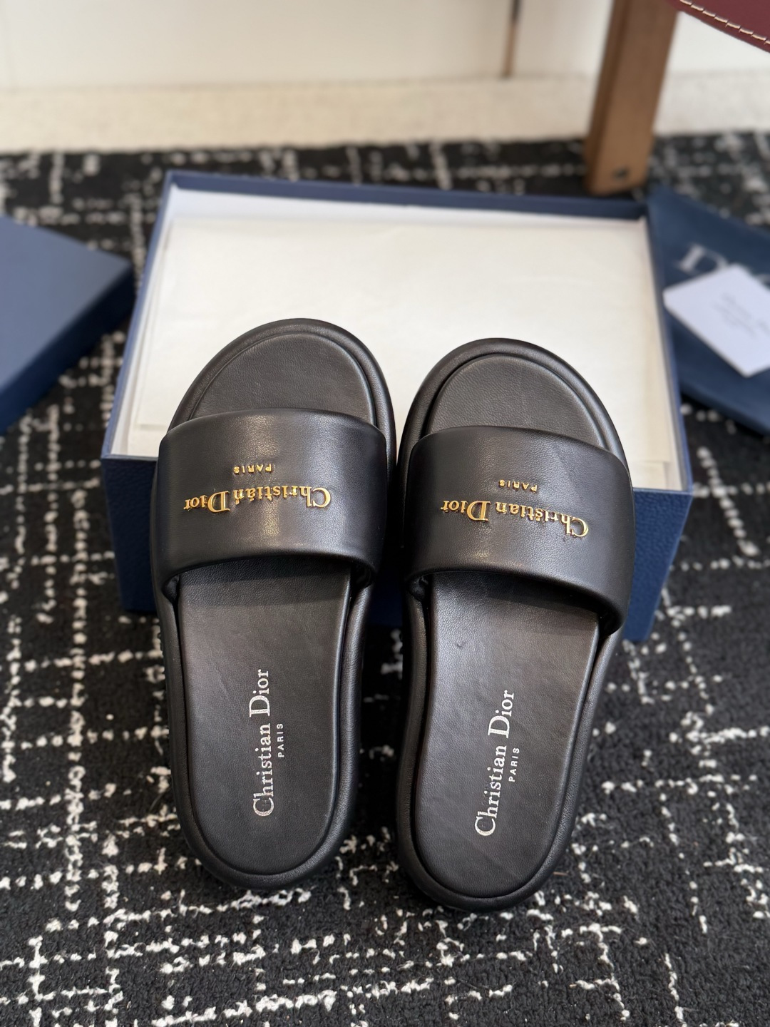 东莞代购级Dior 迪奥 26ss 夏季高版本新款 厚底拖鞋简约超级百搭. 上脚完美奢华可任意搭配春夏服