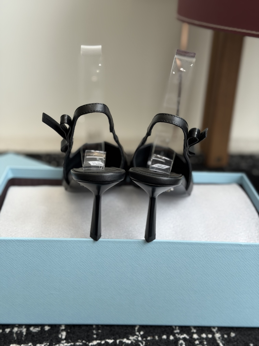 代购级26Ss春夏新款Prada 普拉达最新走秀款尖头蝴蝶结高跟鞋 复古老钱风露跟凉鞋时尚界久违的极简之