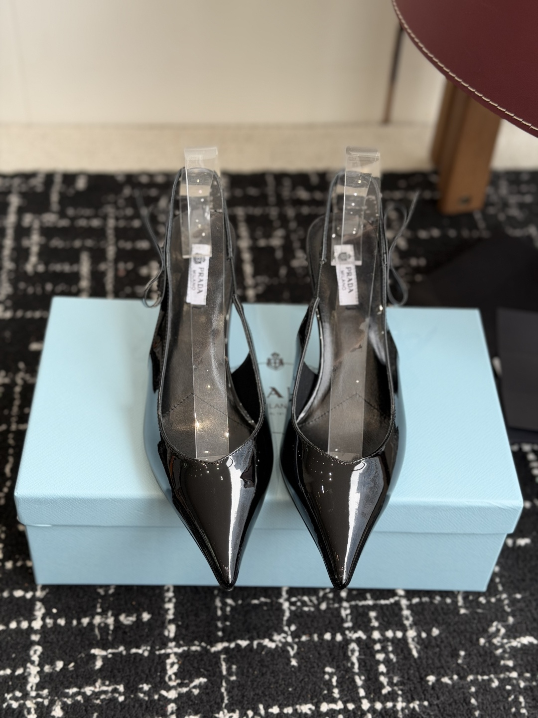 代购级26Ss春夏新款Prada 普拉达最新走秀款尖头蝴蝶结高跟鞋 复古老钱风露跟凉鞋时尚界久违的极简之