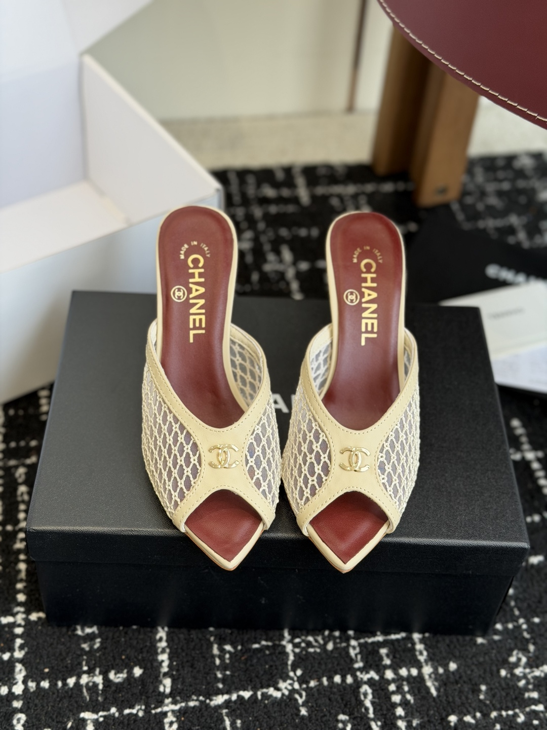 代购级Chanel26ss夏季新款网面尖头高跟穆勒凉拖网面低跟穆勒拖，以品牌标志性的双C标识搭配通透网面