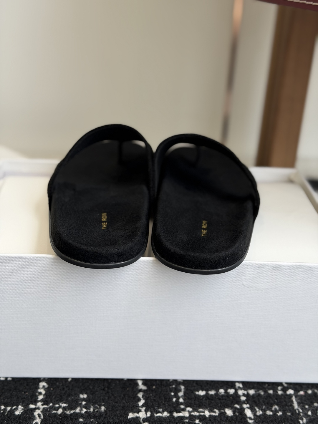 代购级磨砂新款The Row脚趾拖鞋这是一款今年夏天值得推荐的,众多网红博主纷纷在穿,专注高品质一直被模 代购级磨砂新款The Row脚趾拖鞋这是一款今年夏天值得推荐的,众多网红博主纷纷在穿,专注高品质一直被模