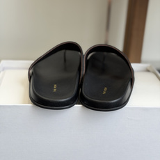 代购级皮 新款The Row脚趾拖鞋这是一款今年夏天值得推荐的,众多网红博主纷纷在穿,专注高品质一直被模 代购级皮 新款The Row脚趾拖鞋这是一款今年夏天值得推荐的,众多网红博主纷纷在穿,专注高品质一直被模
