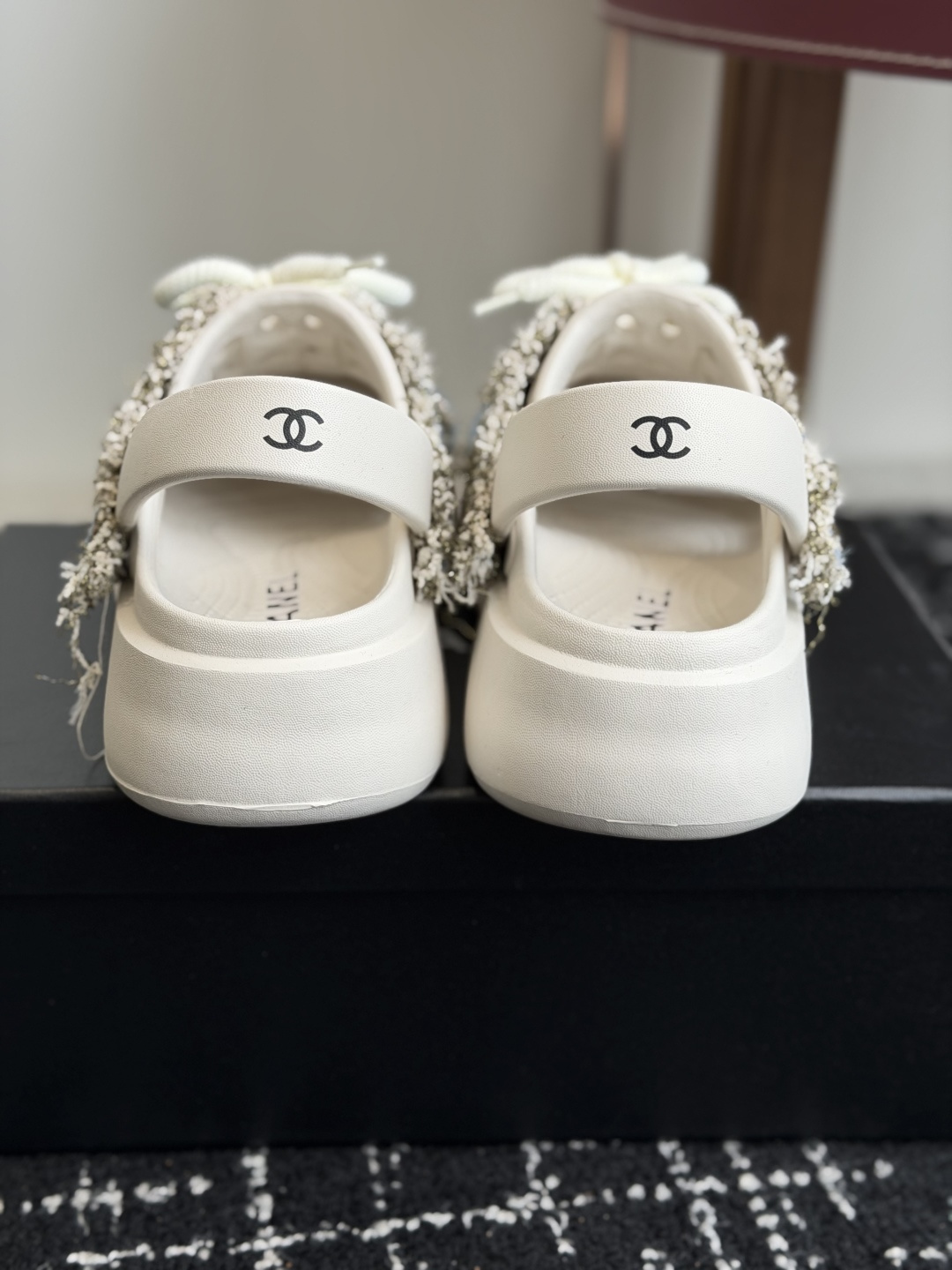 代购级Chanel26ss 爆款设计厚底凉鞋爆真的是很耐看越看越喜欢!矮个子宝宝的福音直接拉长身材比例! 代购级Chanel26ss 爆款设计厚底凉鞋爆真的是很耐看越看越喜欢!矮个子宝宝的福音直接拉长身材比例!