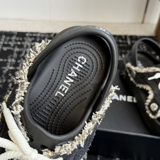 代购级Chanel26ss 爆款设计厚底凉鞋爆真的是很耐看越看越喜欢!矮个子宝宝的福音直接拉长身材比例! 代购级Chanel26ss 爆款设计厚底凉鞋爆真的是很耐看越看越喜欢!矮个子宝宝的福音直接拉长身材比例!