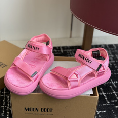 代购级Moon Boot 2026vs春夏最新凉鞋系列Moon Boot 以复古凉鞋为设计灵感,童趣 的 代购级Moon Boot 2026vs春夏最新凉鞋系列Moon Boot 以复古凉鞋为设计灵感,童趣 的