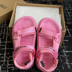 代购级Moon Boot 2026vs春夏最新凉鞋系列Moon Boot 以复古凉鞋为设计灵感,童趣 的 代购级Moon Boot 2026vs春夏最新凉鞋系列Moon Boot 以复古凉鞋为设计灵感,童趣 的