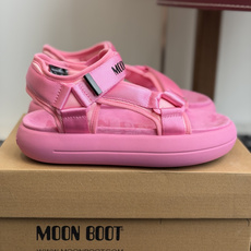 代购级Moon Boot 2026vs春夏最新凉鞋系列Moon Boot 以复古凉鞋为设计灵感,童趣 的 代购级Moon Boot 2026vs春夏最新凉鞋系列Moon Boot 以复古凉鞋为设计灵感,童趣 的