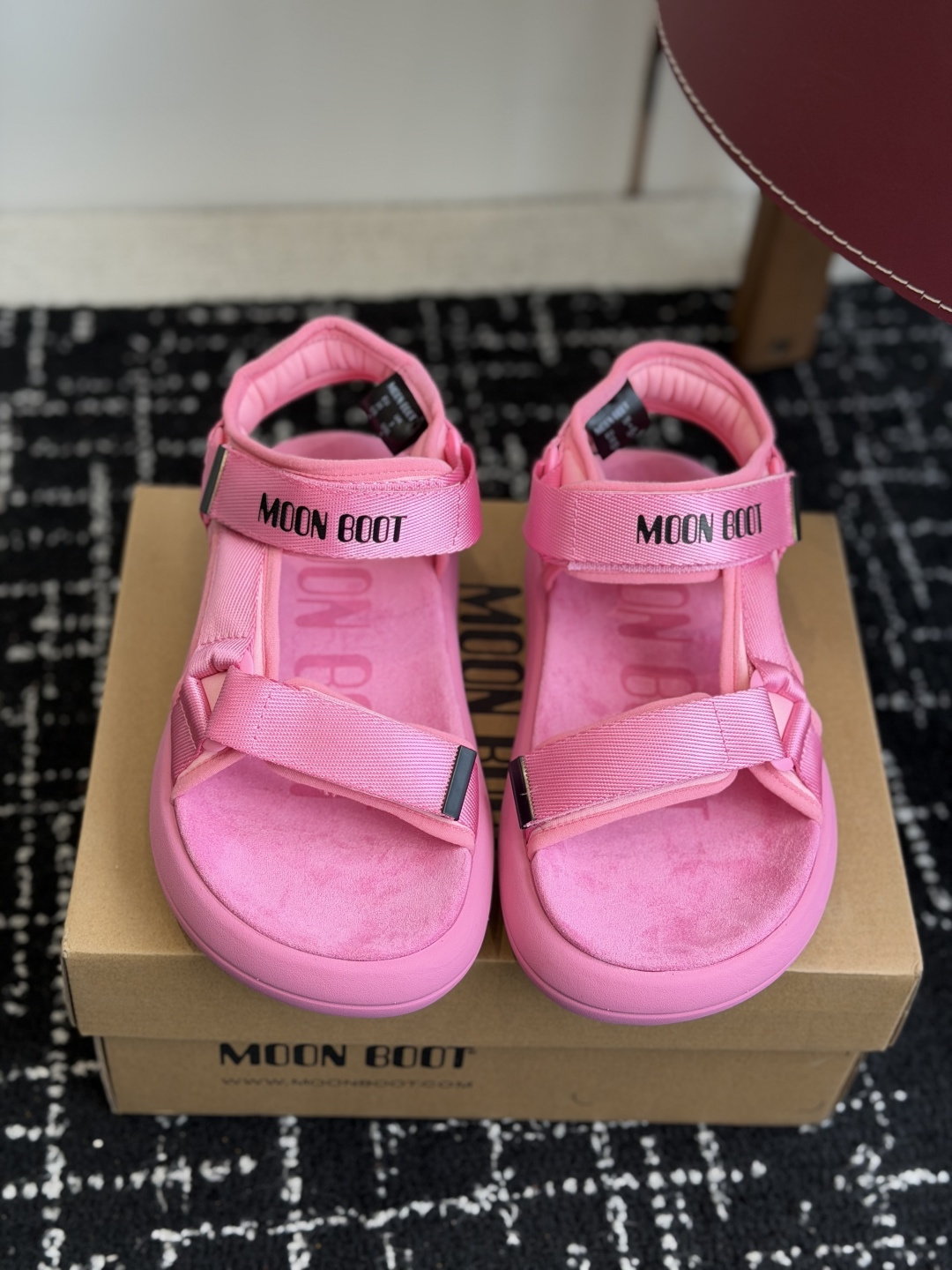 代购级Moon Boot 2026vs春夏最新凉鞋系列Moon Boot 以复古凉鞋为设计灵感，童趣 的