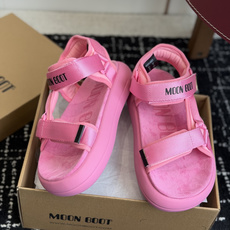 代购级Moon Boot 2026vs春夏最新凉鞋系列Moon Boot 以复古凉鞋为设计灵感,童趣 的 代购级Moon Boot 2026vs春夏最新凉鞋系列Moon Boot 以复古凉鞋为设计灵感,童趣 的