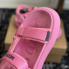 代购级Moon Boot 2026vs春夏最新凉鞋系列Moon Boot 以复古凉鞋为设计灵感,童趣 的 代购级Moon Boot 2026vs春夏最新凉鞋系列Moon Boot 以复古凉鞋为设计灵感,童趣 的