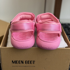 代购级Moon Boot 2026vs春夏最新凉鞋系列Moon Boot 以复古凉鞋为设计灵感,童趣 的 代购级Moon Boot 2026vs春夏最新凉鞋系列Moon Boot 以复古凉鞋为设计灵感,童趣 的
