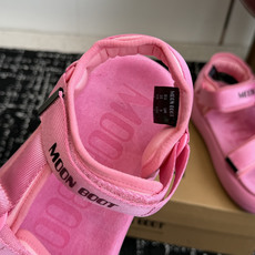 代购级Moon Boot 2026vs春夏最新凉鞋系列Moon Boot 以复古凉鞋为设计灵感,童趣 的 代购级Moon Boot 2026vs春夏最新凉鞋系列Moon Boot 以复古凉鞋为设计灵感,童趣 的