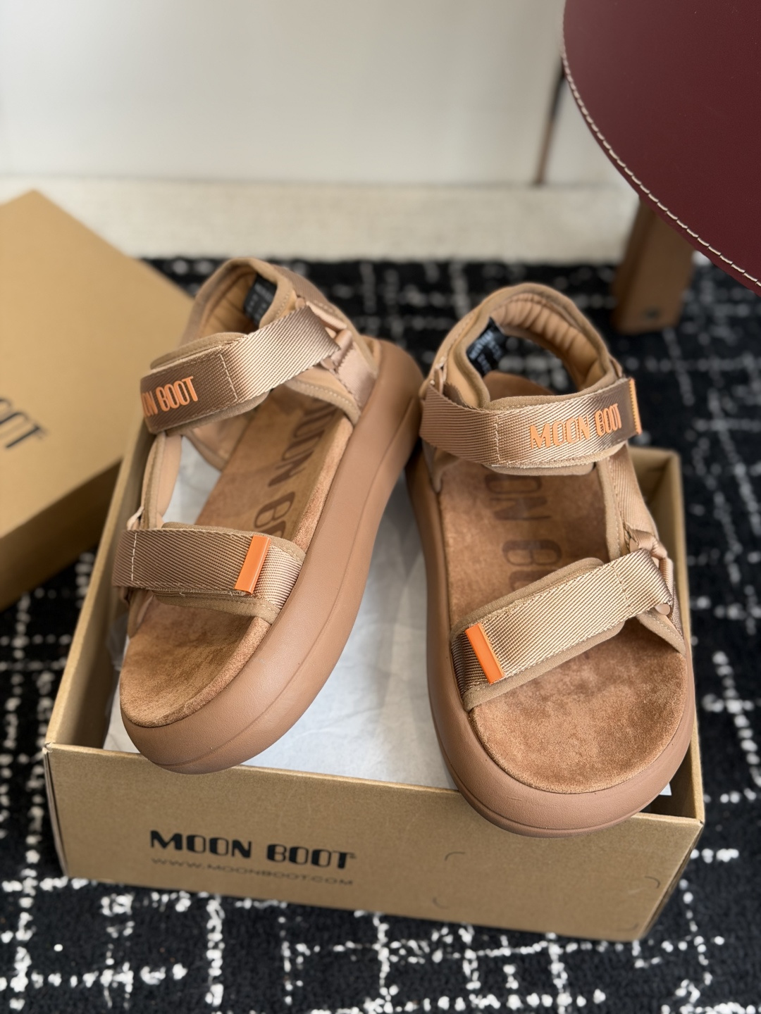 代购级Moon Boot 2026vs春夏最新凉鞋系列Moon Boot 以复古凉鞋为设计灵感，童趣 的