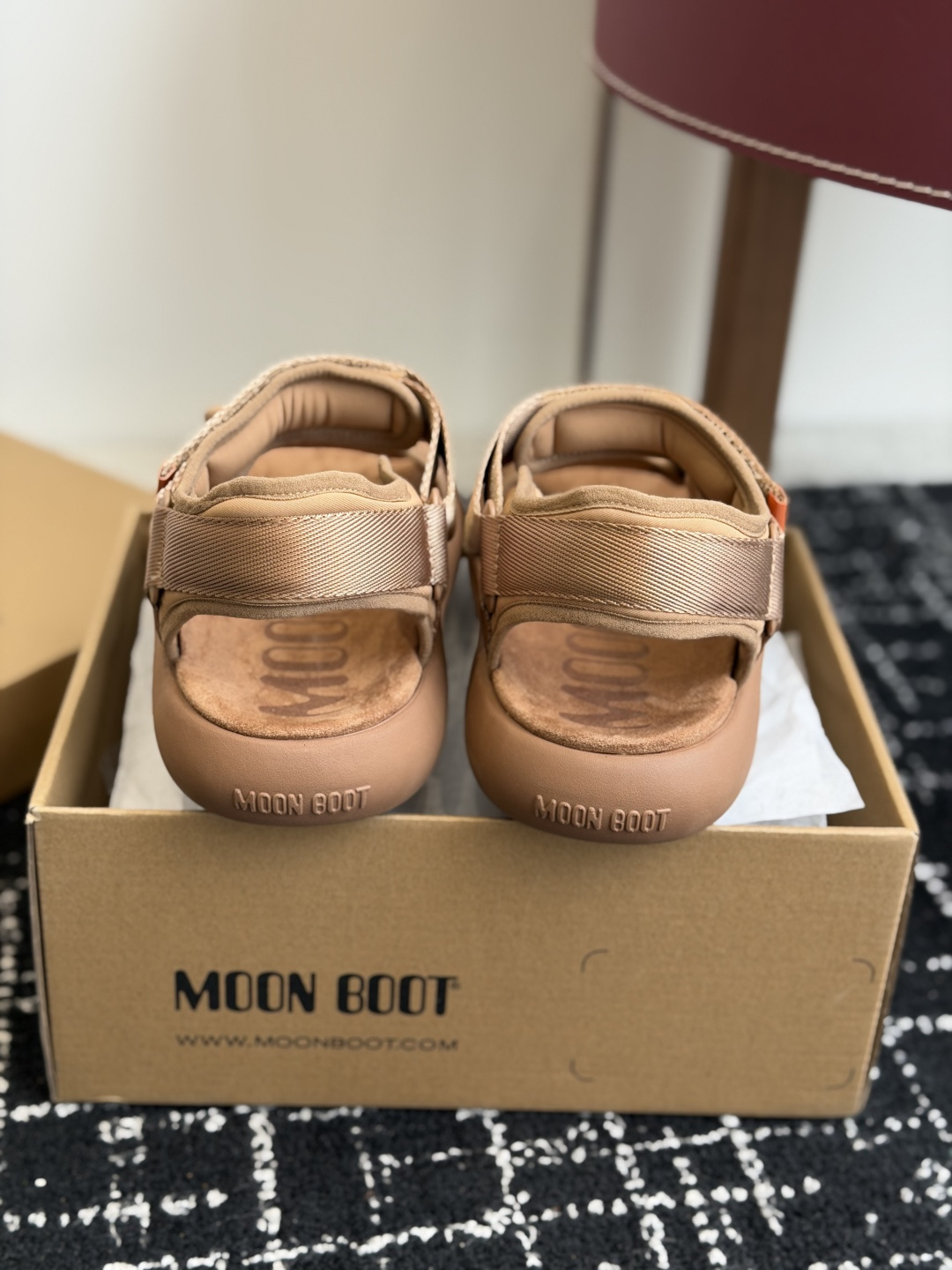 代购级Moon Boot 2026vs春夏最新凉鞋系列Moon Boot 以复古凉鞋为设计灵感，童趣 的