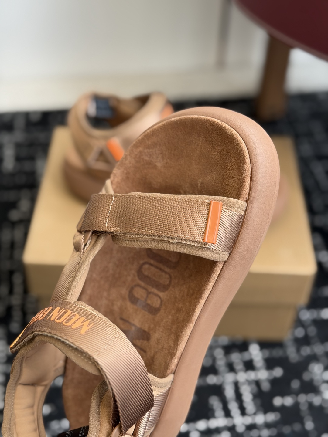 代购级Moon Boot 2026vs春夏最新凉鞋系列Moon Boot 以复古凉鞋为设计灵感，童趣 的