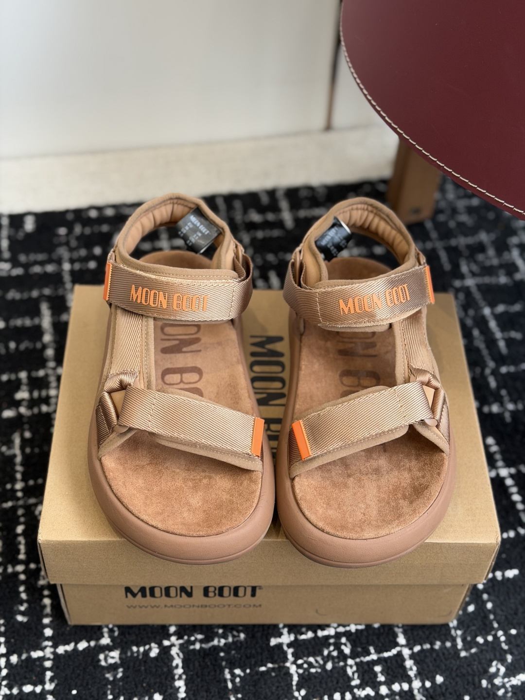 代购级Moon Boot 2026vs春夏最新凉鞋系列Moon Boot 以复古凉鞋为设计灵感，童趣 的