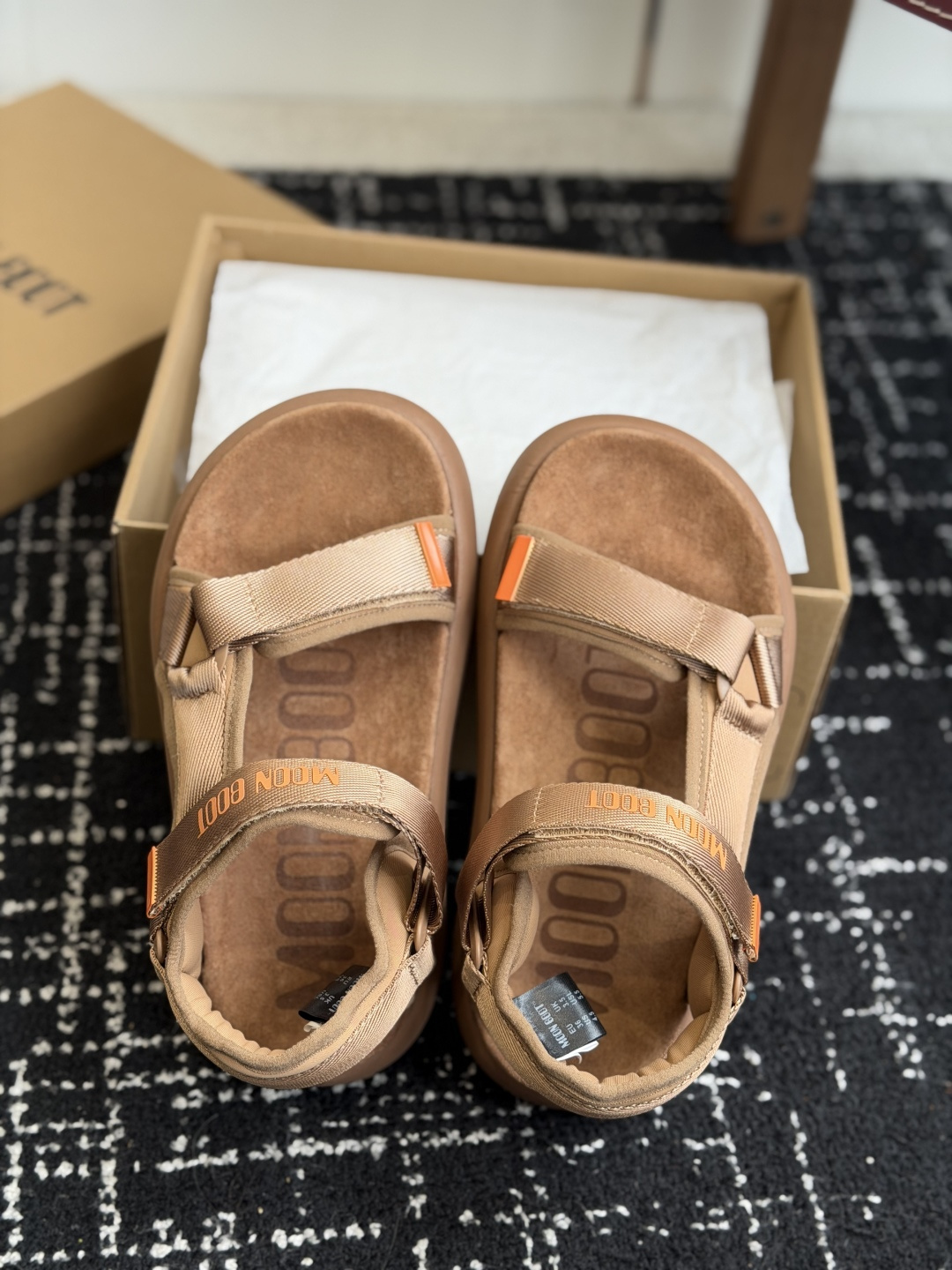 代购级Moon Boot 2026vs春夏最新凉鞋系列Moon Boot 以复古凉鞋为设计灵感，童趣 的