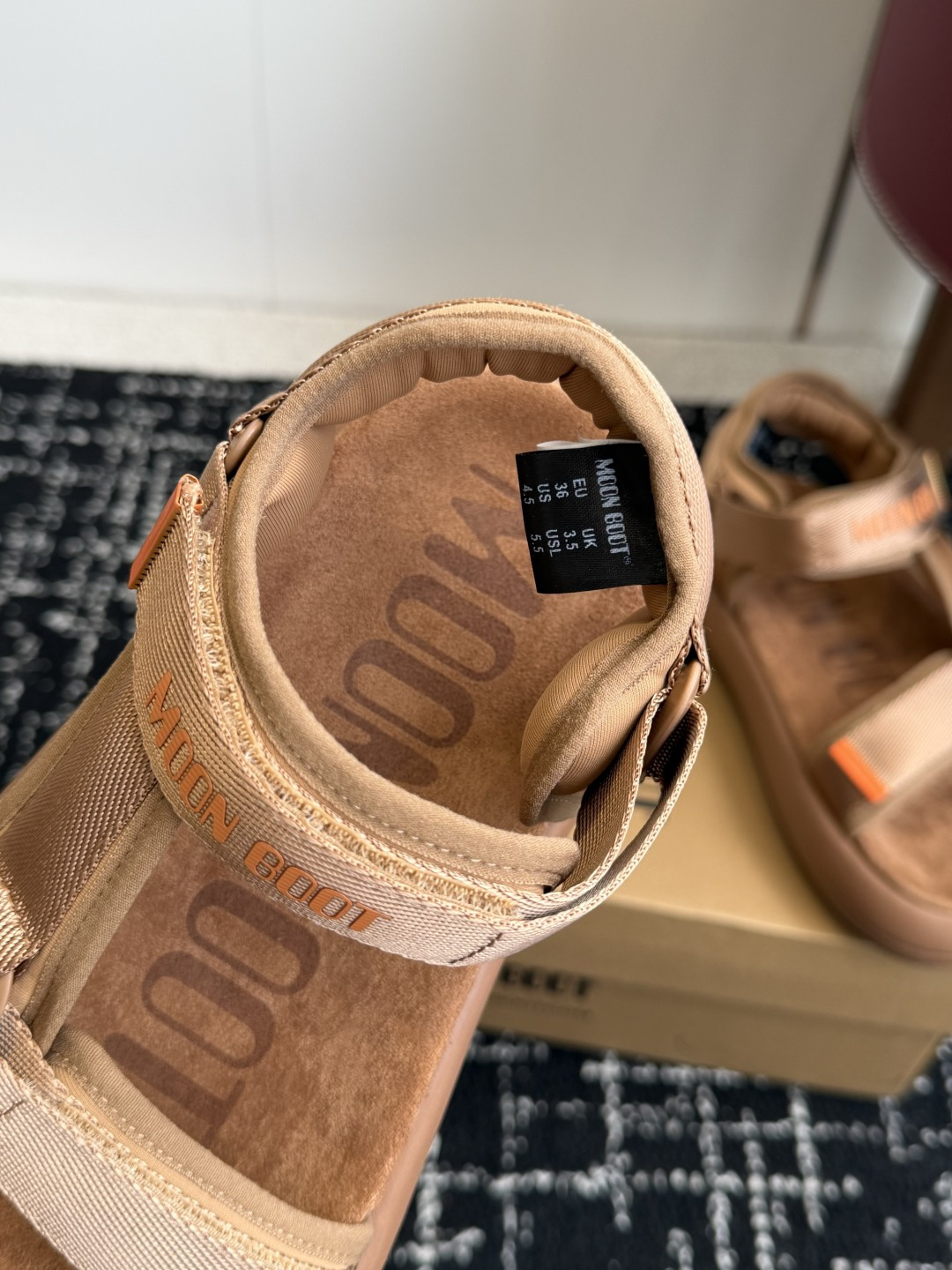 代购级Moon Boot 2026vs春夏最新凉鞋系列Moon Boot 以复古凉鞋为设计灵感，童趣 的