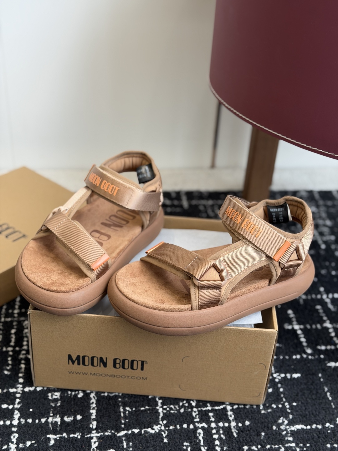 代购级Moon Boot 2026vs春夏最新凉鞋系列Moon Boot 以复古凉鞋为设计灵感，童趣 的