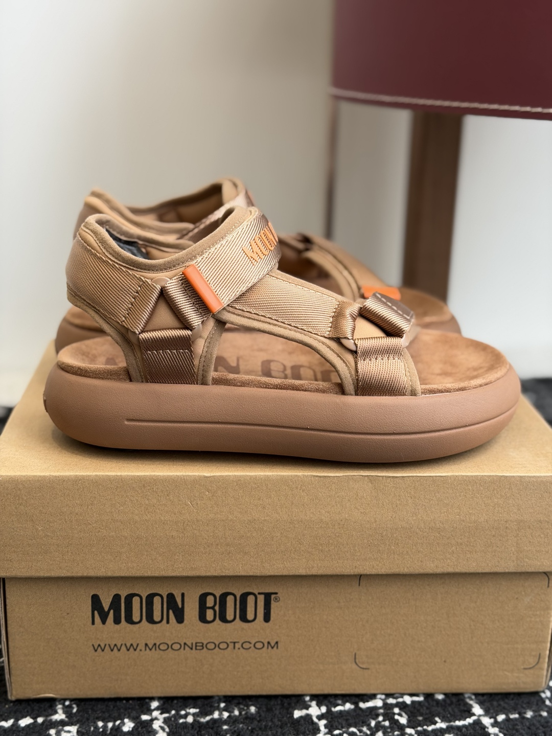 代购级Moon Boot 2026vs春夏最新凉鞋系列Moon Boot 以复古凉鞋为设计灵感，童趣 的