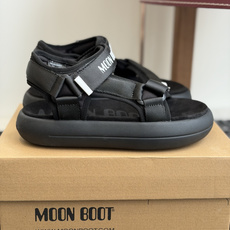 代购级Moon Boot 2026vs春夏最新凉鞋系列Moon Boot 以复古凉鞋为设计灵感,童趣 的 代购级Moon Boot 2026vs春夏最新凉鞋系列Moon Boot 以复古凉鞋为设计灵感,童趣 的