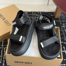 代购级Moon Boot 2026vs春夏最新凉鞋系列Moon Boot 以复古凉鞋为设计灵感,童趣 的 代购级Moon Boot 2026vs春夏最新凉鞋系列Moon Boot 以复古凉鞋为设计灵感,童趣 的