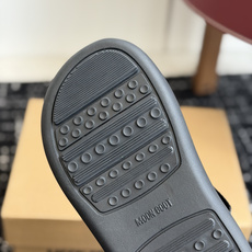 代购级Moon Boot 2026vs春夏最新凉鞋系列Moon Boot 以复古凉鞋为设计灵感,童趣 的 代购级Moon Boot 2026vs春夏最新凉鞋系列Moon Boot 以复古凉鞋为设计灵感,童趣 的